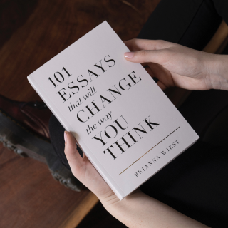Книга 101 Essays That Will Change The Way You Think.